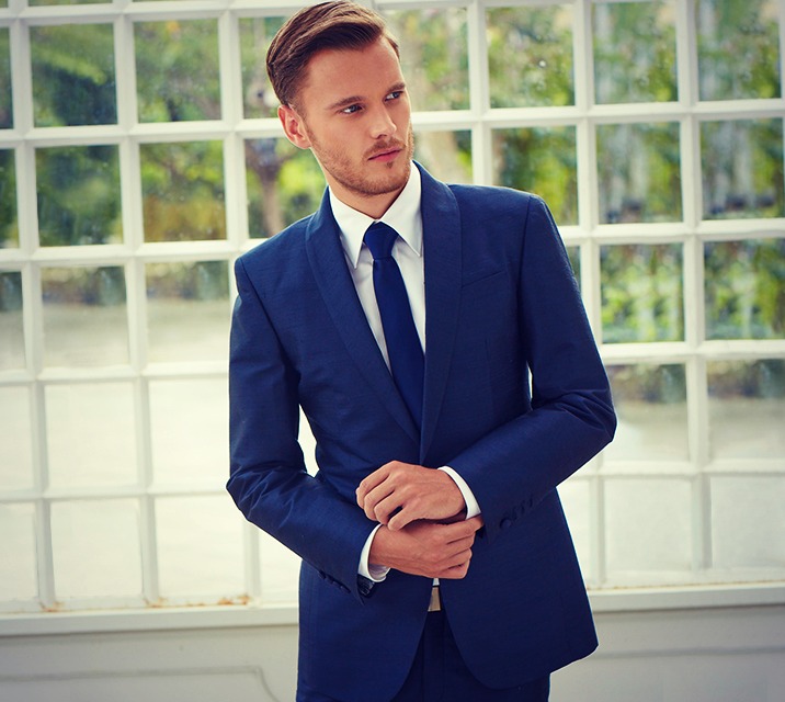 Men's wardrobe staple: Navy Suit